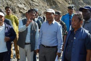 बाढी प्रभावित बीपी राजमार्ग निरीक्षण गर्दै द्रुतगतिमा काम गर्न मन्त्री घिसिङ निर्देशन